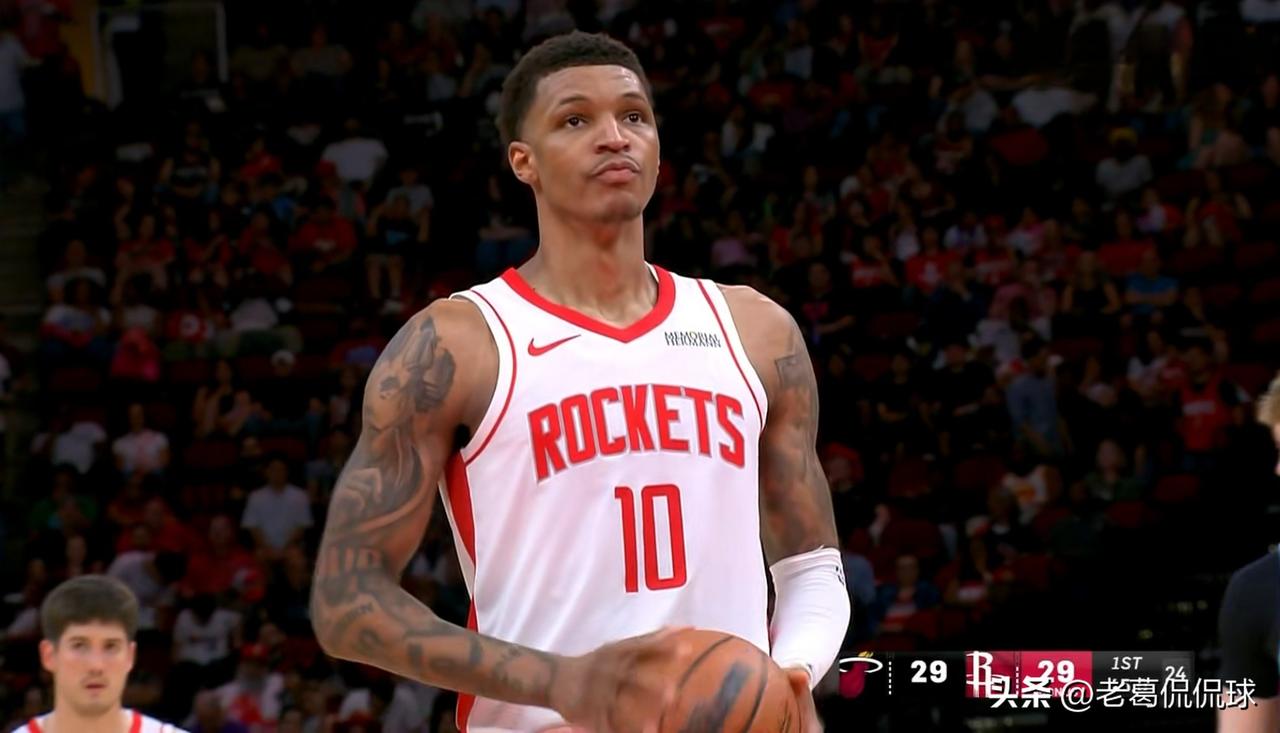 火箭大将小史密斯终于低迷了！虽然今天火箭在主场以123：122击败热火，但是小史