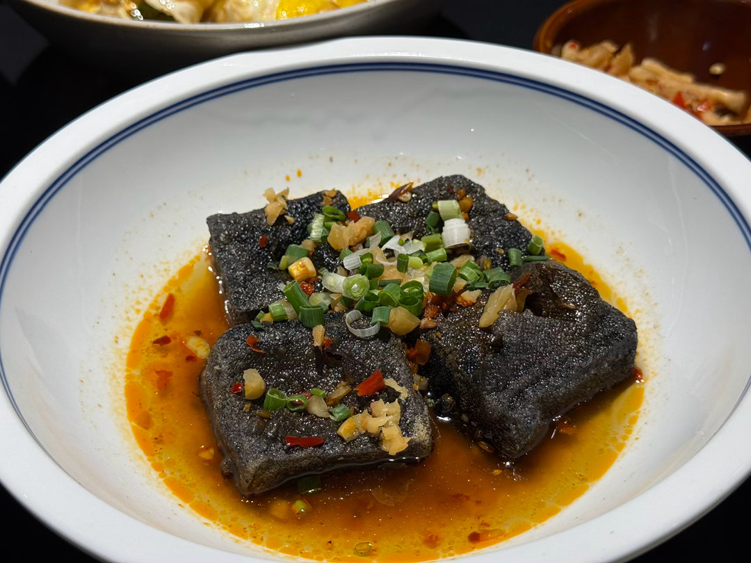 小炒黄牛肉好吃。醋溜蛋没有昨天的好吃。米汤加糖还蛮解辣的 