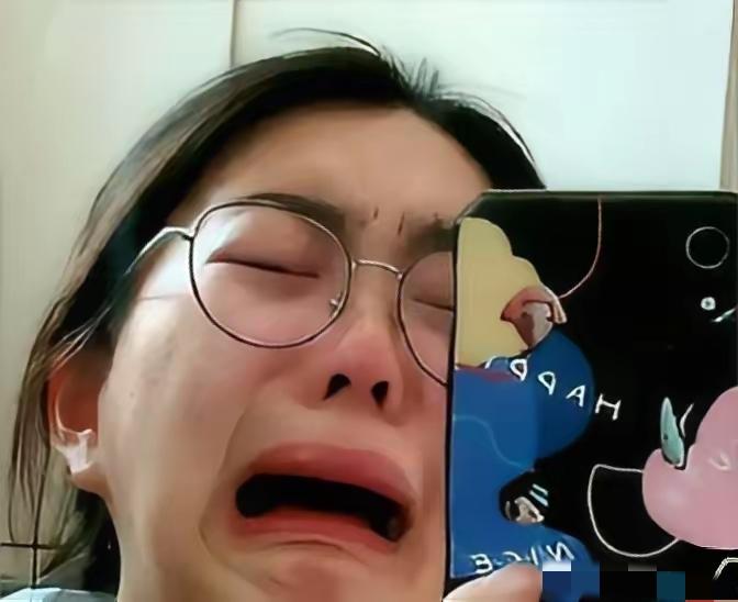 一名大学辅导员取消了一名女生的贫困生资格，因她在一款游戏里充值了至少2000元。