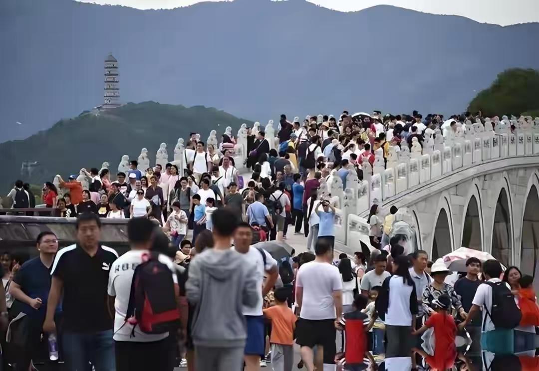 人山人海只看不买，年轻人报复性“白嫖”，景区赚不到钱了？
 
如今不少景区出现一