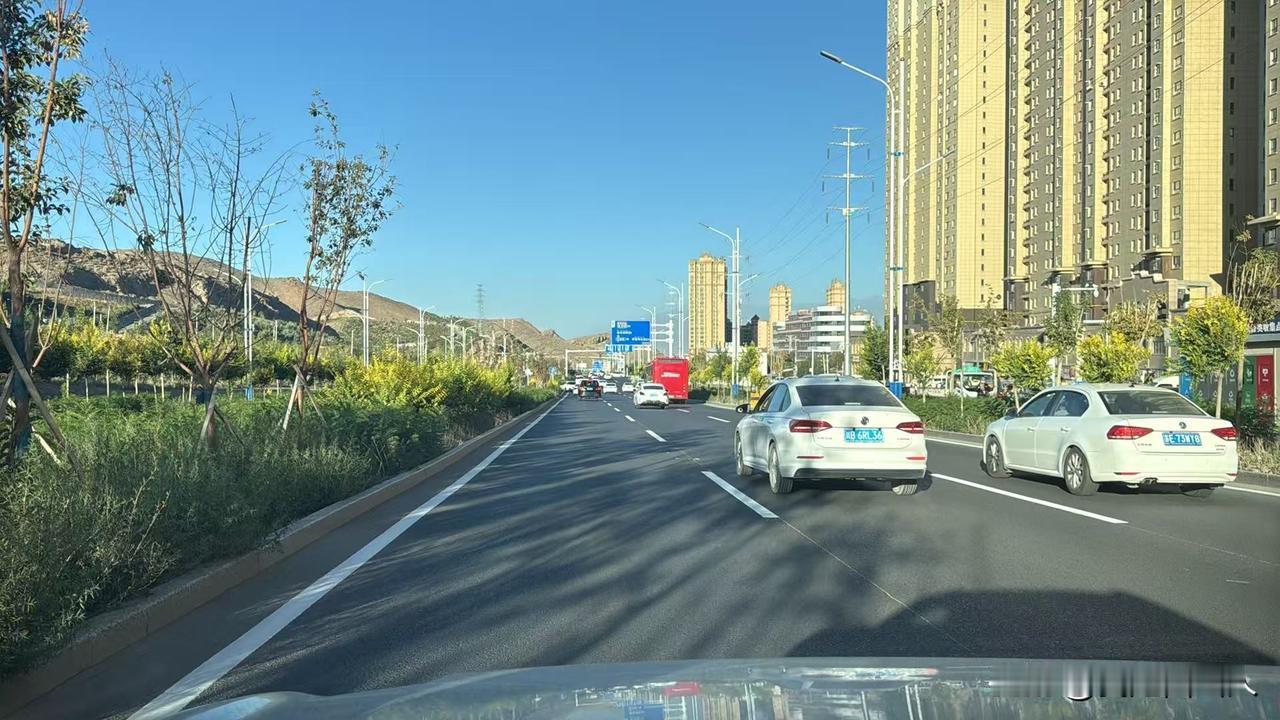 颜值持续升级！西泉街绿化带雏形初现，盼早日达标移交管护
    最新实拍西泉街沿