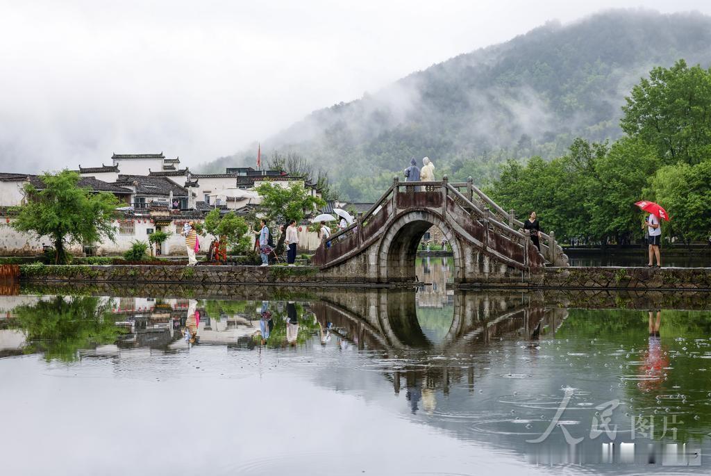 同样是特大暴雨。
 
现代城市瞬间积水内涝、道路瘫痪。
 
反观安徽宏村，屹立6