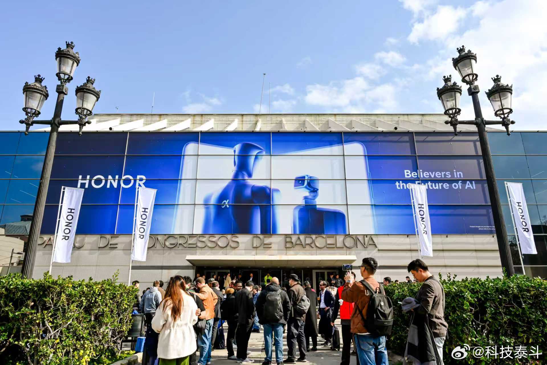 如果你还认为荣耀只是个做手机的厂商，那这届MWC会狠狠刷新你的认知。Robot 