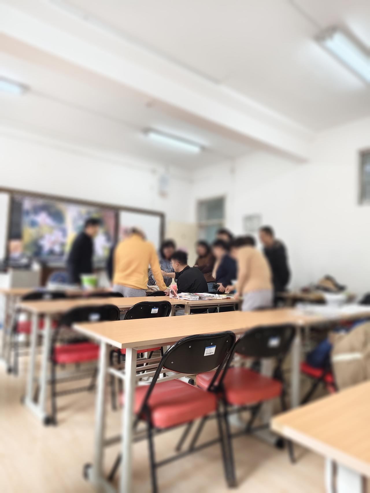 季节交替，乍暖还寒，天气忽冷忽热，
周围人患感冒的很多，一不小心我也被传染上了。