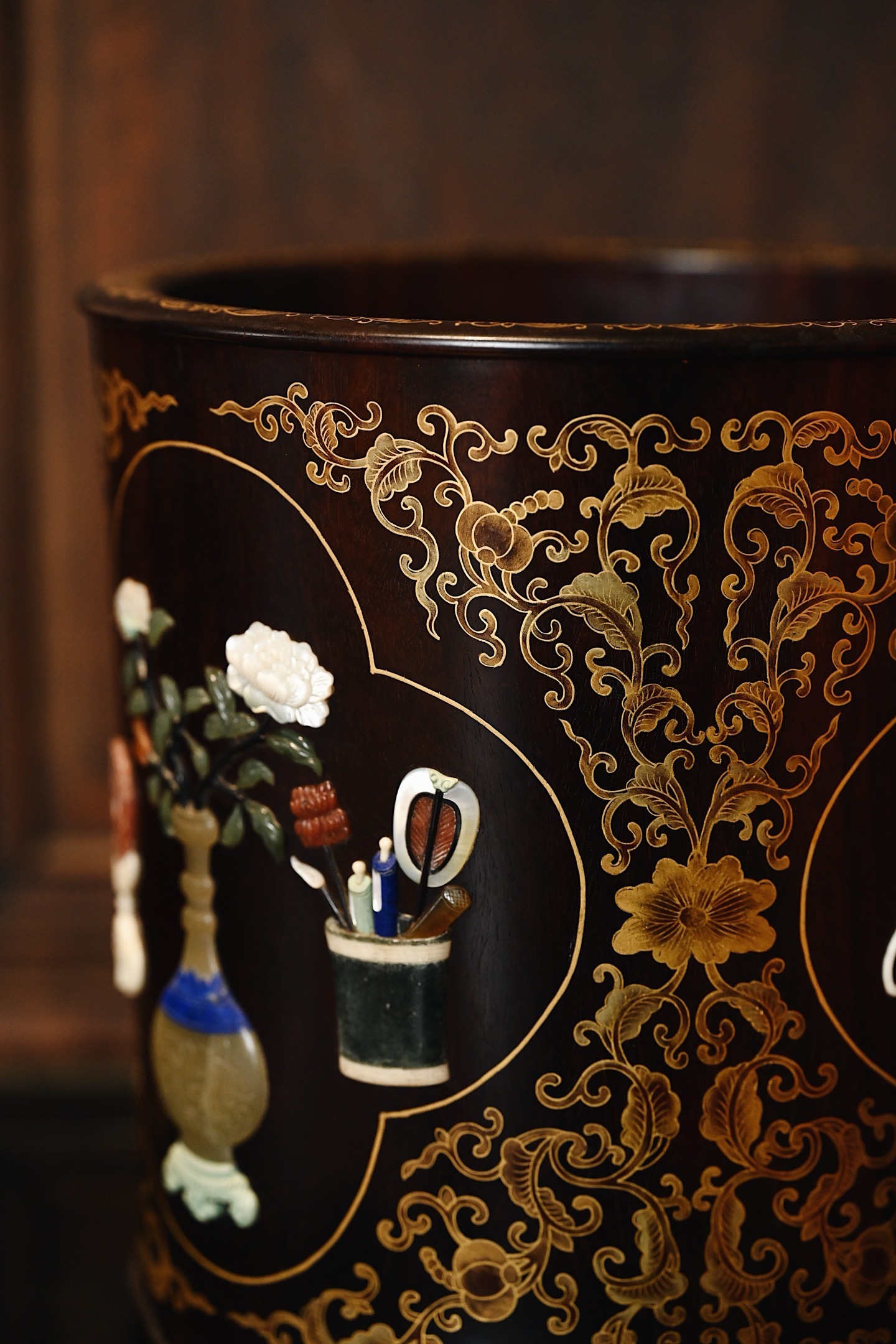 紫檀x百宝嵌x描金 | 岁朝清供 大笔筒以大口径小叶紫檀掏空成器，描金缠枝纹勾勒