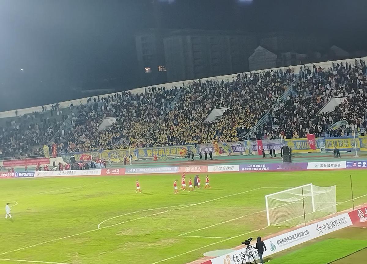 泰山城建，一群修路盖楼的，把职业队踩脚底下踢进了四强。
门将连扑两粒点球，水泥地