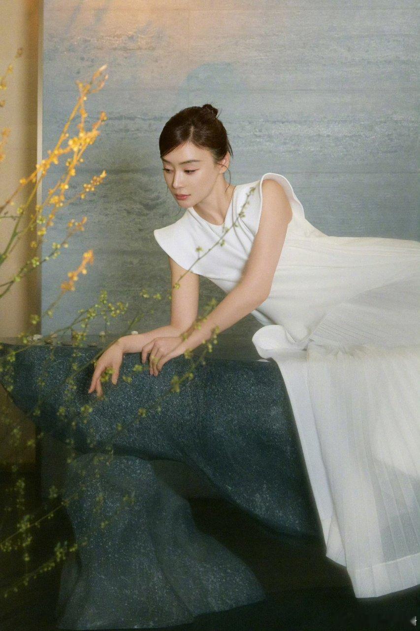 袁姗姗 恶女没有丑衣服对比下来白靓靓也太体面了，袁姗姗把恶女的精致感演得淋漓尽致