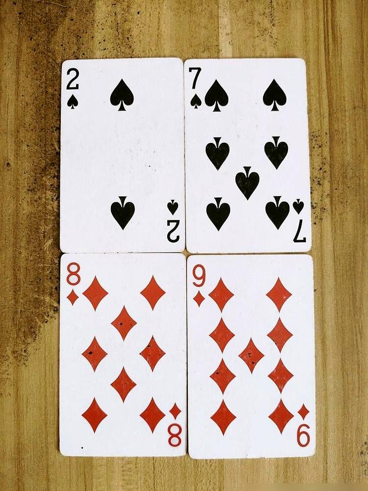 几个名校生死死盯着桌上的2、7、8、9四张牌，笔尖把纸戳出洞，愣是凑不出24。