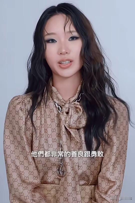 明明两个人一个长得也不像姨妈，每次参加什么活动，或者一露面就疯狂营销和姨妈长得像