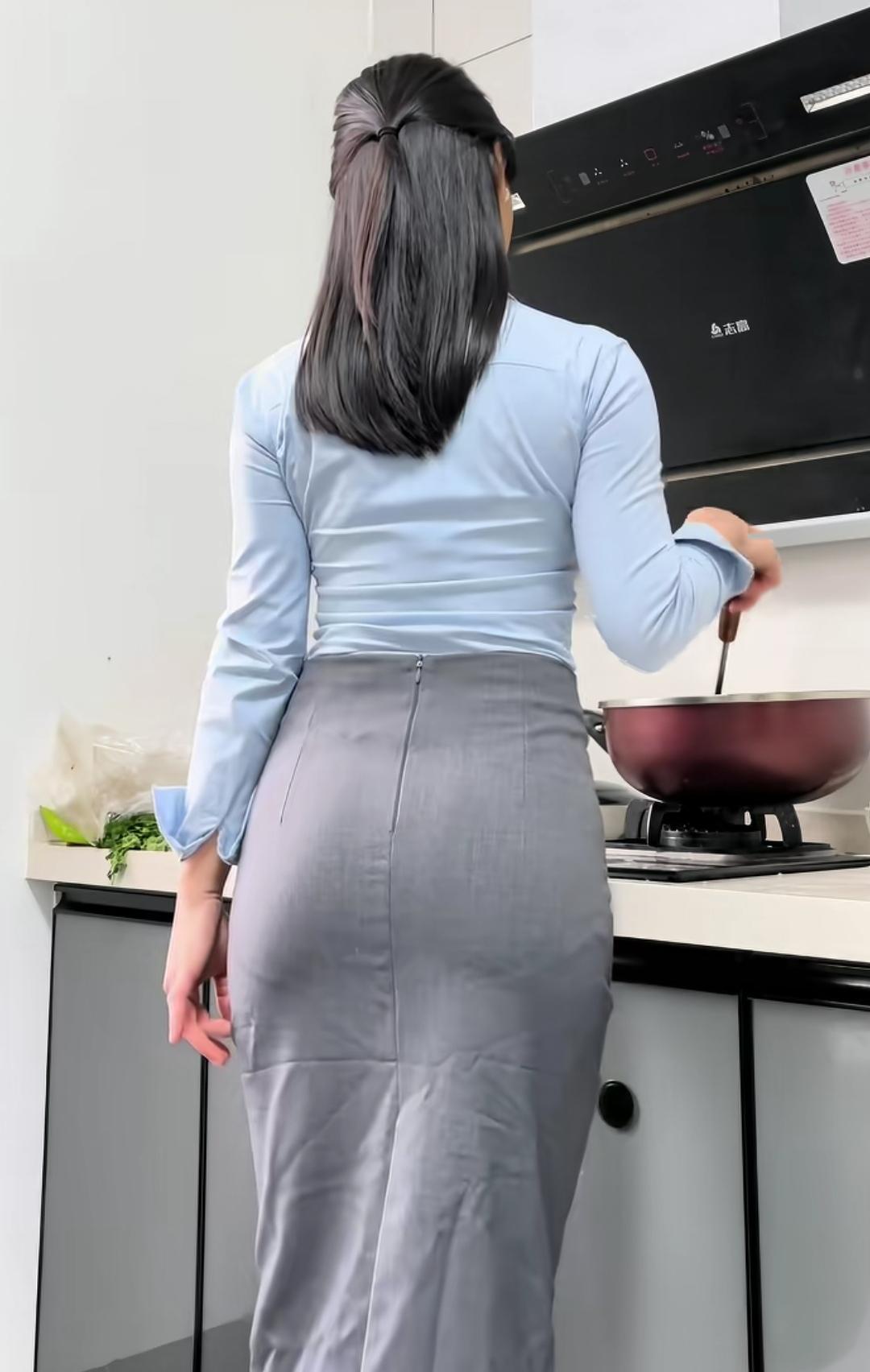 谢谢邀请，试对上联:

上联：两滴相思泪，
下联：一纸断肠诗。

上联“两滴相思