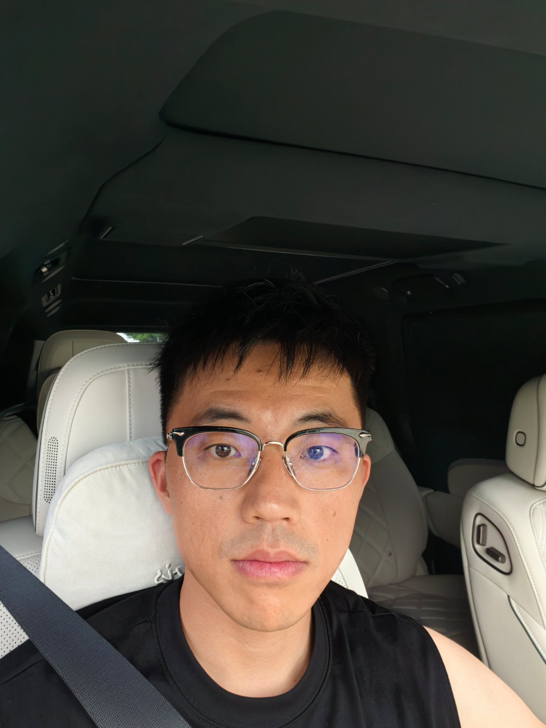 又换了一副全新的，一模一样的眼镜之前那副带了 六 年了，一直舍不得丢 