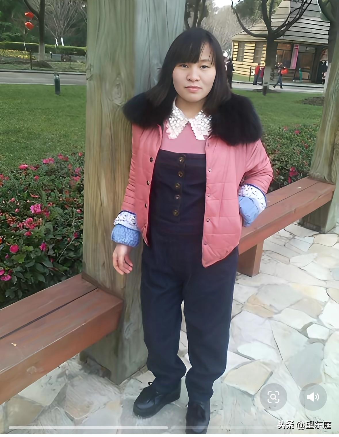 这个看起来就敦厚善良的女子名叫吴前芳，她被人残忍杀害并藏尸在冰箱。等到被人发现的