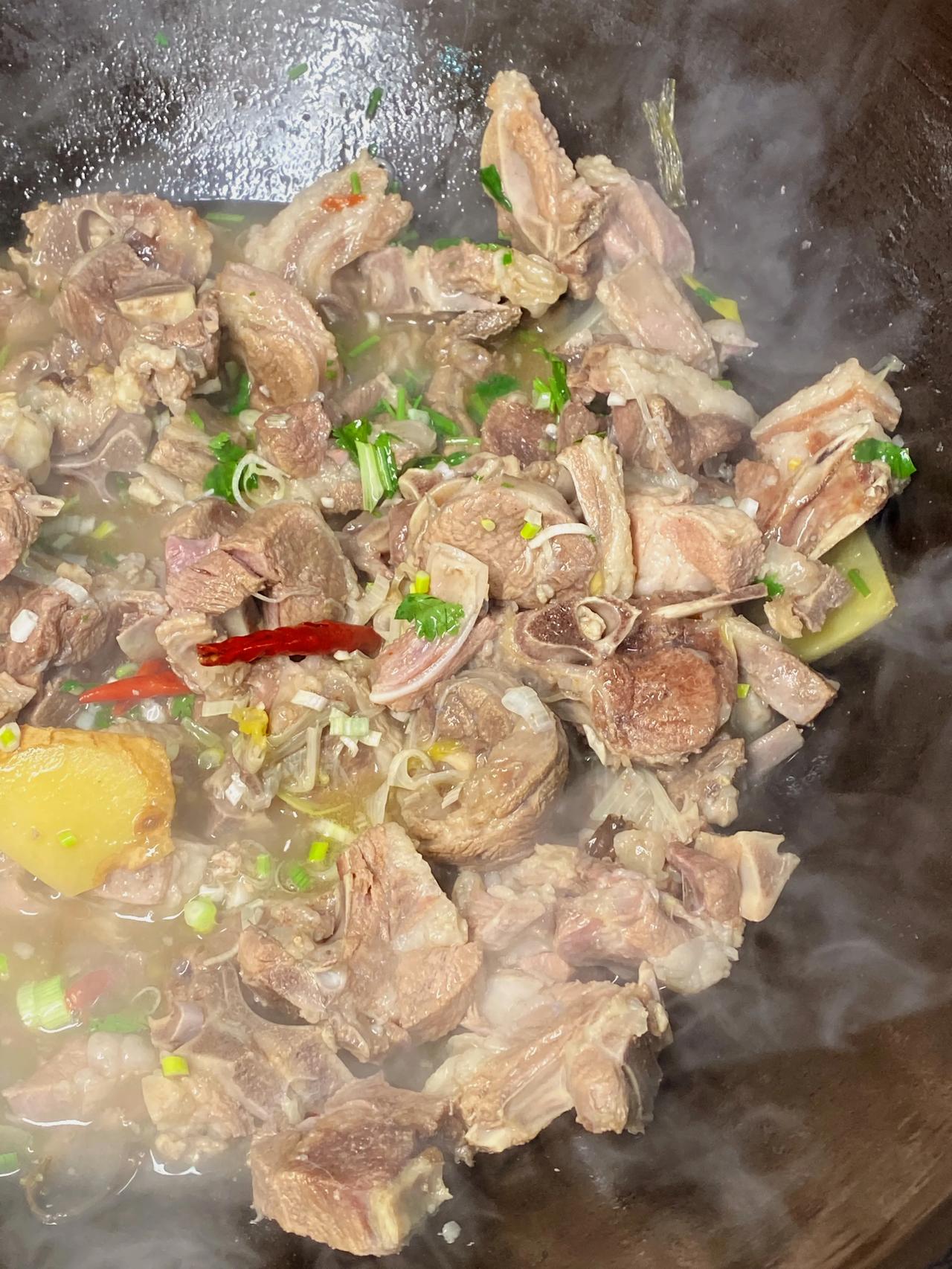 要说吃羊肉，思氏横山铁锅炖羊肉绝对在北郊是一绝，开了将近十年的老店，征服了许多在