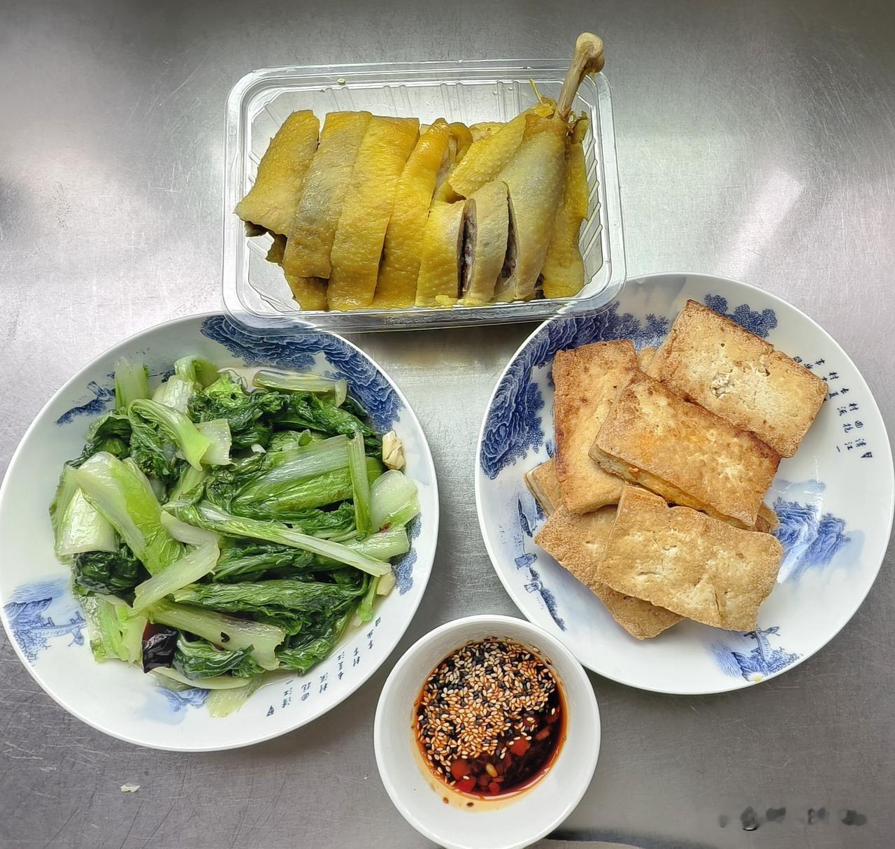 南京退休老俩口的慢生活，走出家门，坐公交车出行。

从钓鱼台下公交车，在明城墙下