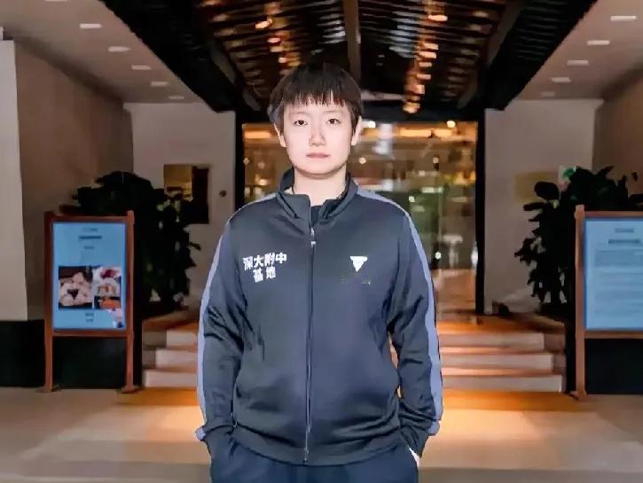 这么板正又权威的照片，
第一眼真是惊艳到了我。

不知道这是什么时候的照片，
这