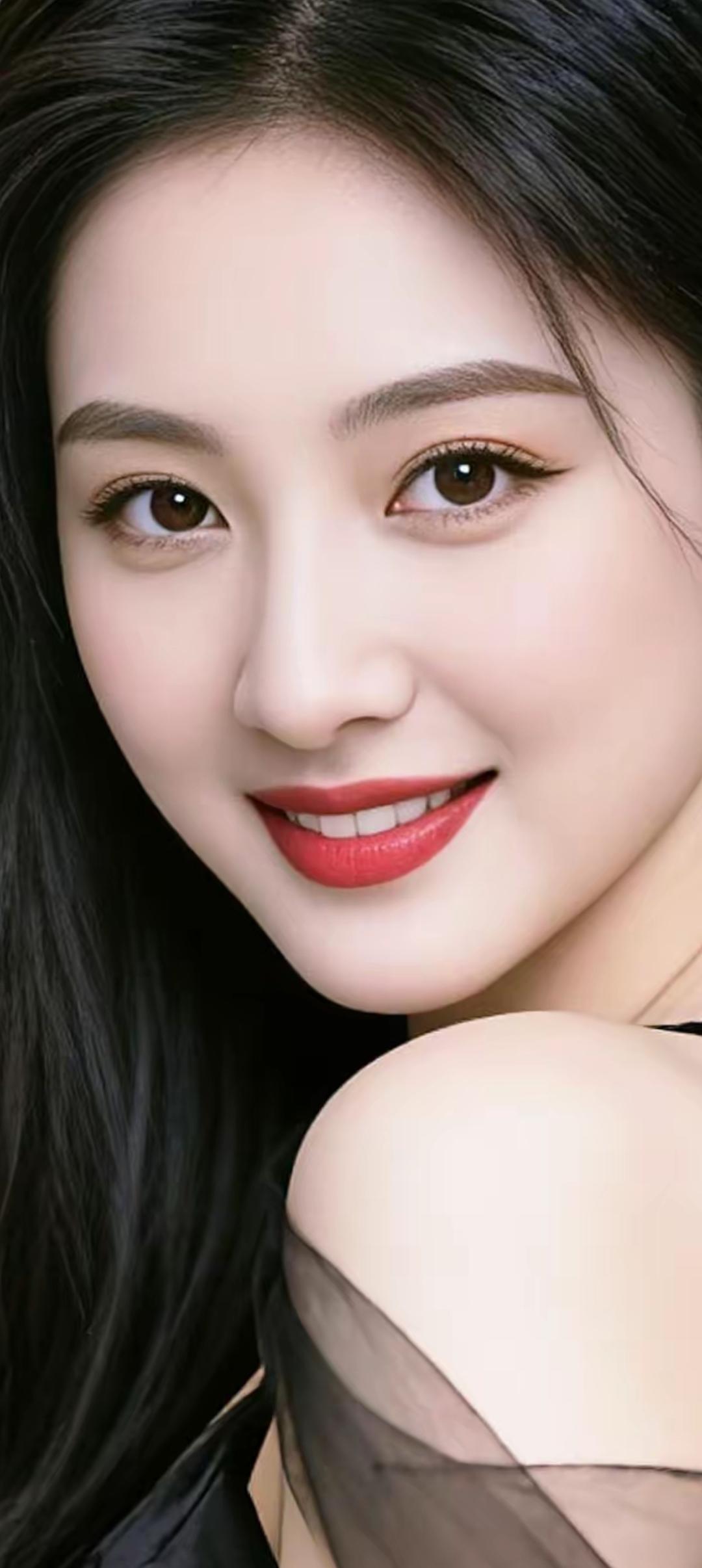 温柔甜美的微笑，红唇轻启，散发迷人魅力。💄🌸