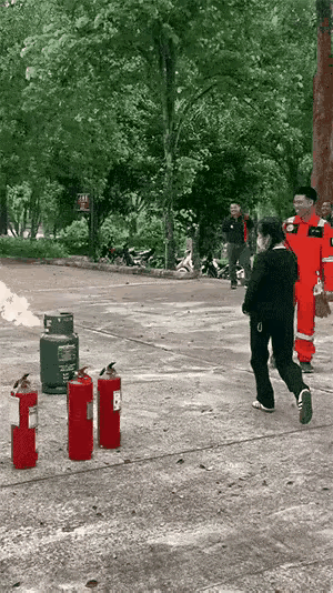 这种救火方式着实让消防员有点尴尬～