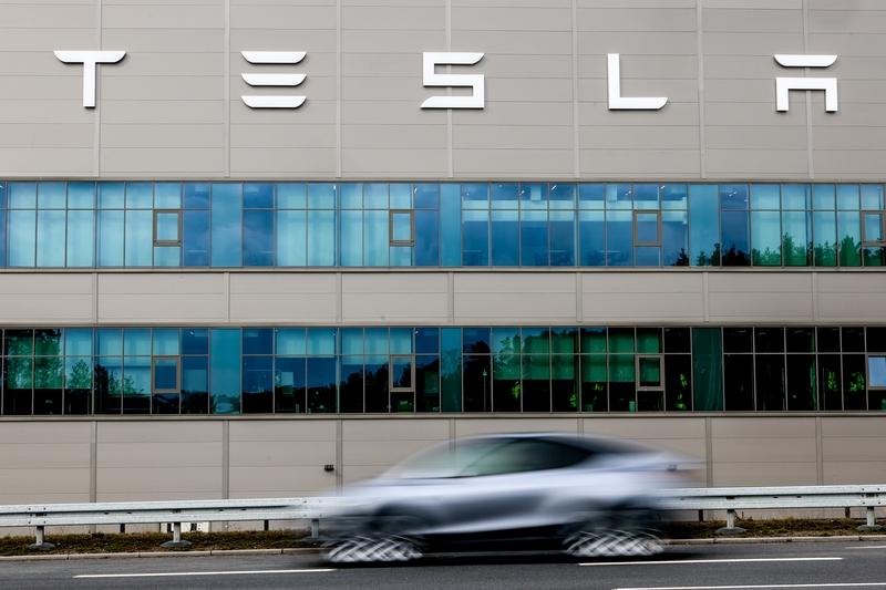 特斯拉的市值在全球汽车公司里简直一骑绝尘。2026年初数据显示，它市值约1.6万