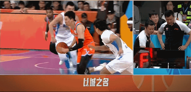 按照我们CBA的尺度吹罚，赵睿这个拽球衣动作就是违体犯规，但是不知道裁判为何只是