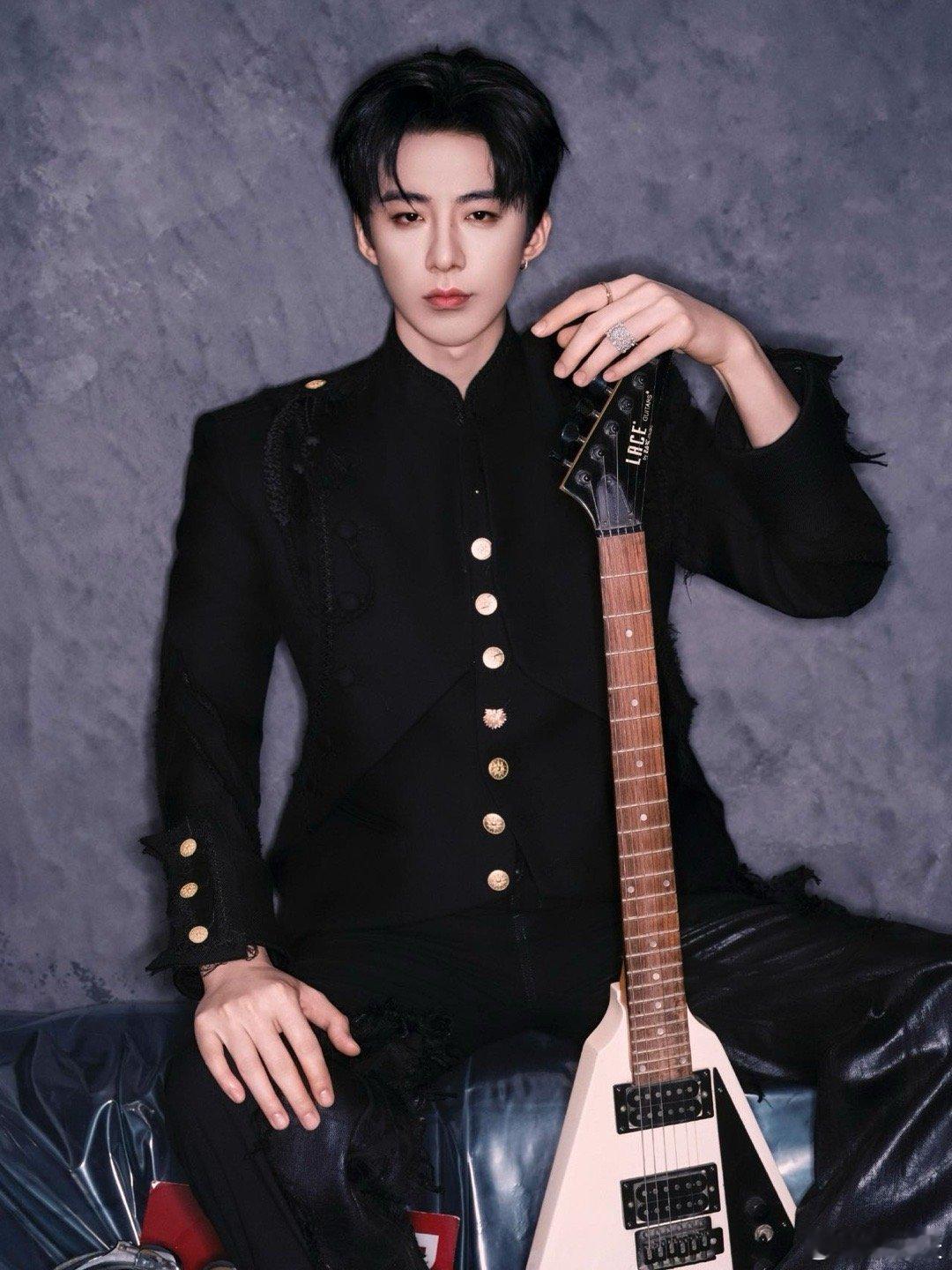 刘宇宁怼脸墨镜杀 被这波颜值暴击精准命中！墨镜后的眼神戏十足，锋利下颌线搭配神秘