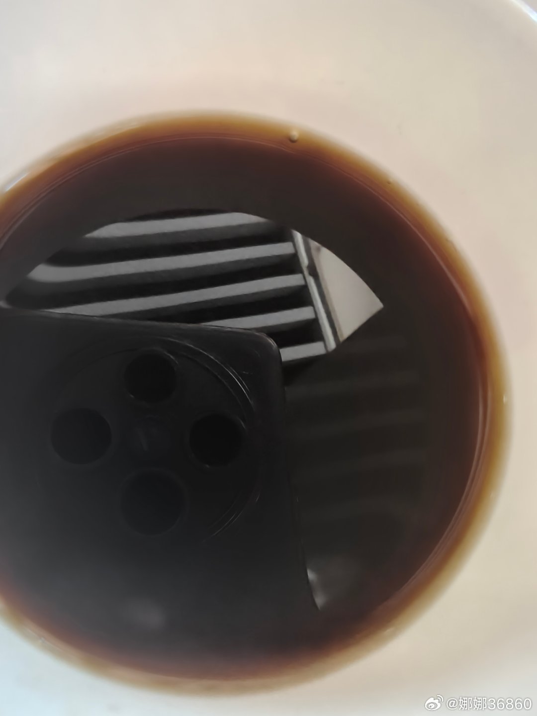 人甚至不能理解昨天的自己，大夏天的我为什么要喝热美式，喝就喝吧为什么要下午喝，这