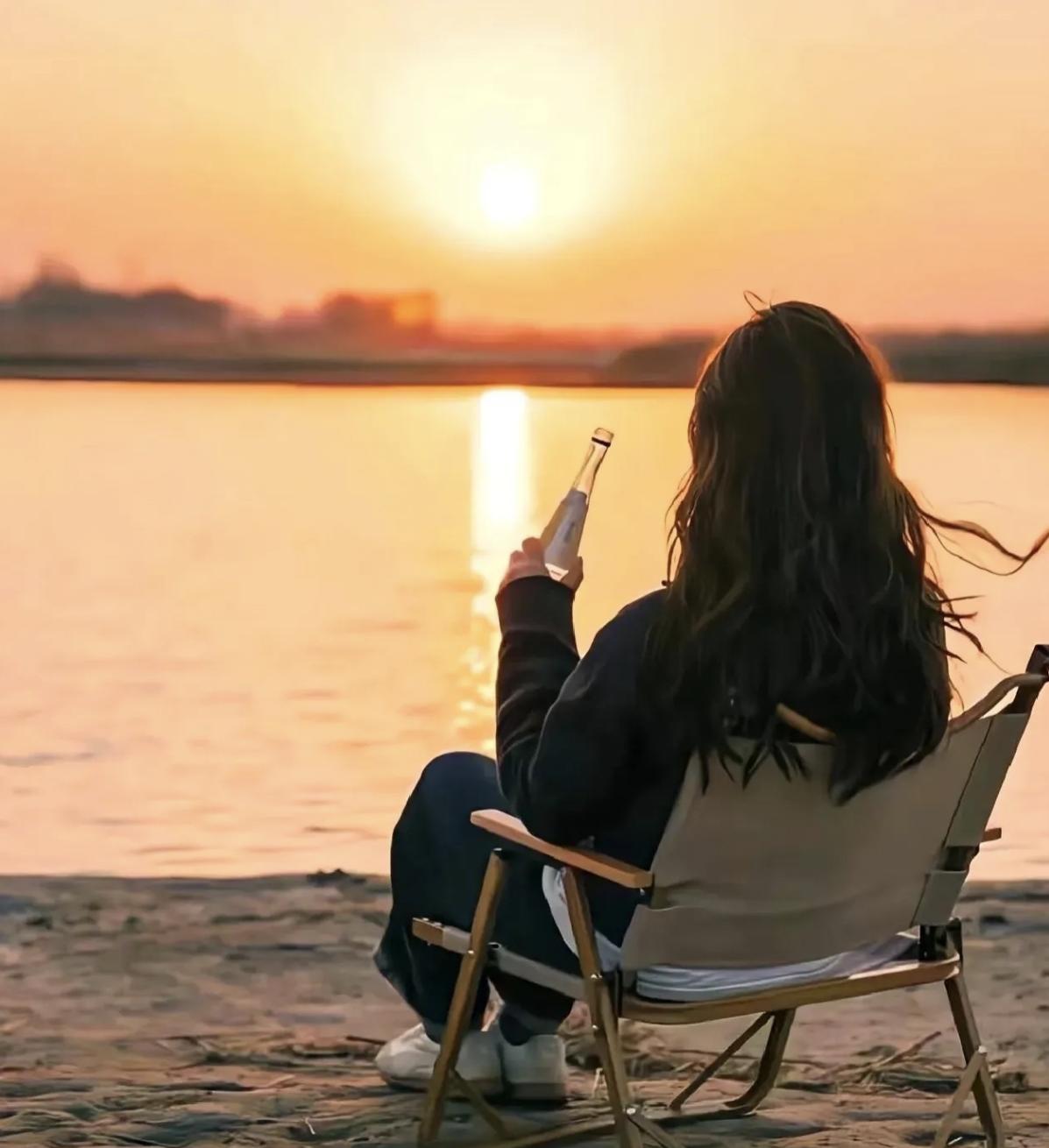 人到了中年，
蕞大的醒悟，
是终于明白
什么才是人生里
最该攥紧的东西。
 
年