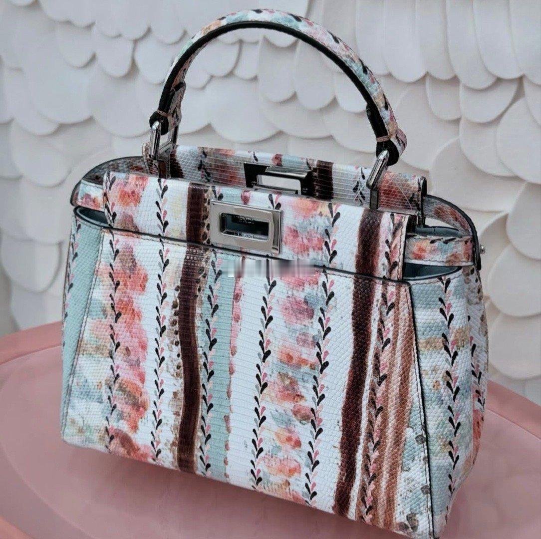 Fendi 在香港中环举办了品牌百年史诗大展！展览精心萃取了从1925年至今的经