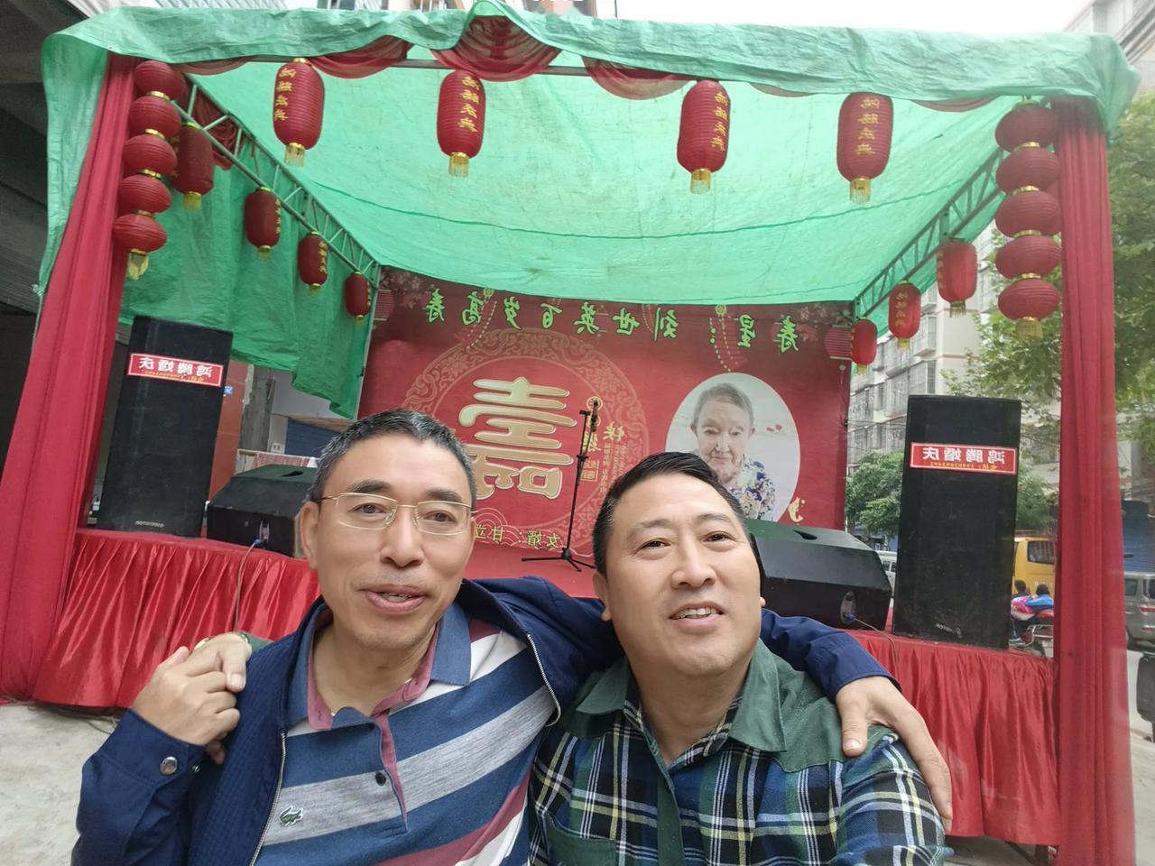 兄弟伙卢民母亲刘世英老人百年风华颂

岁月长河悠悠淌，
今朝迎来百载光。
风雨兼