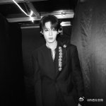 卓沅演唱会后台黑西装look卓沅万能剪刀手 卓沅演唱会后台黑西装造型好帅，依旧比