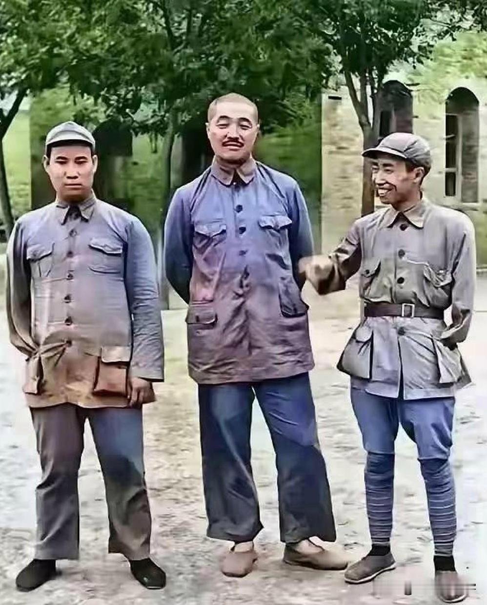 这是一张经过上色修复的珍贵历史照片，拍摄于1937年7月7日——全面抗战爆发当天