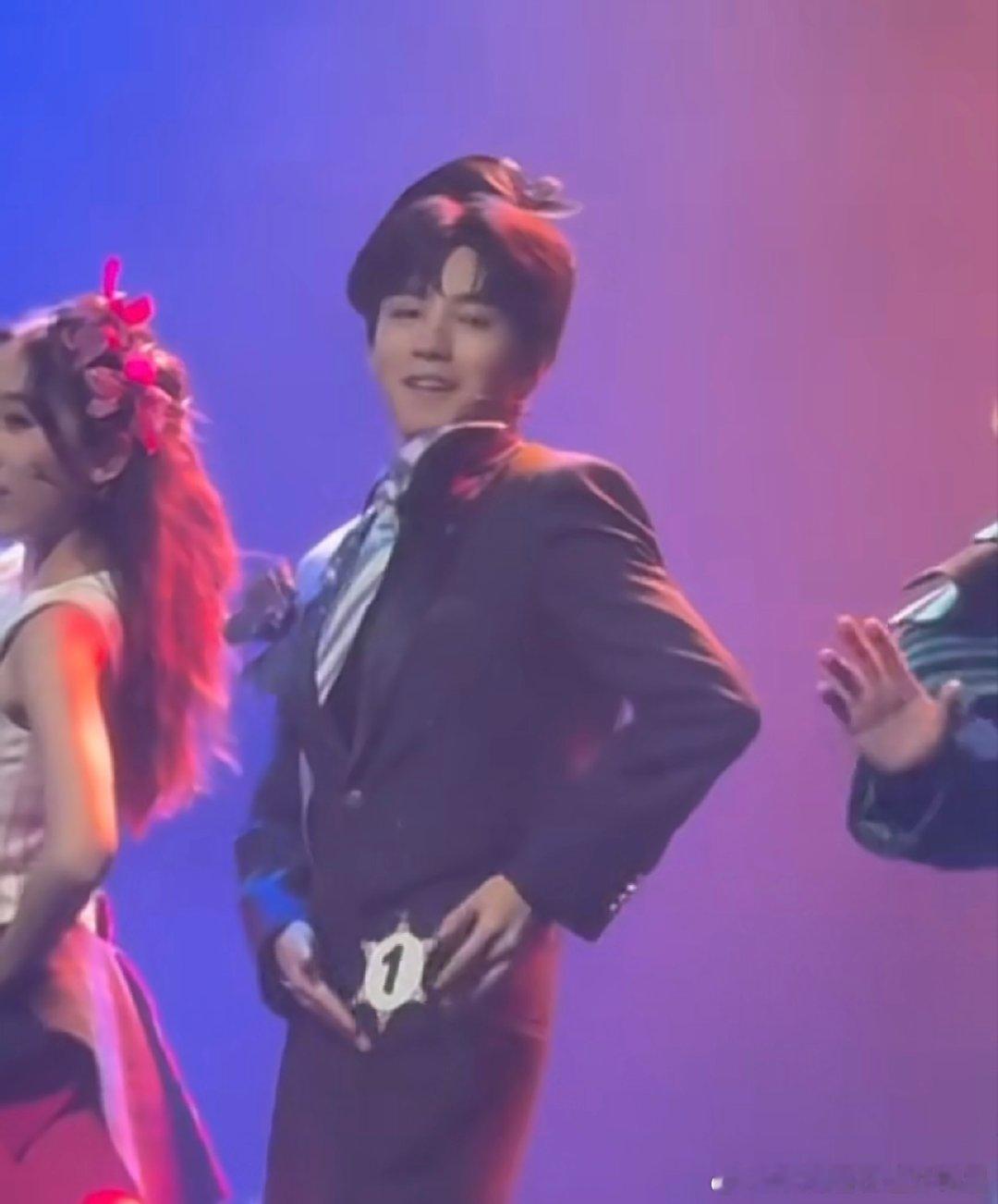 王俊凯话剧谢幕给观众比心话剧《趁世界还年青》首演圆满落幕！在最后的谢幕时刻，王俊