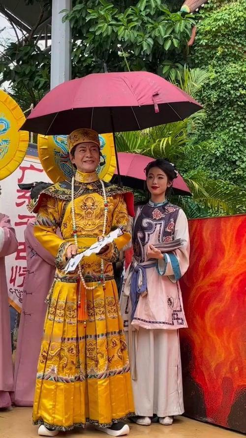 2026年春节，64岁演员江华在内地景区商演，重现《九五至尊》雍正造型，却因身形