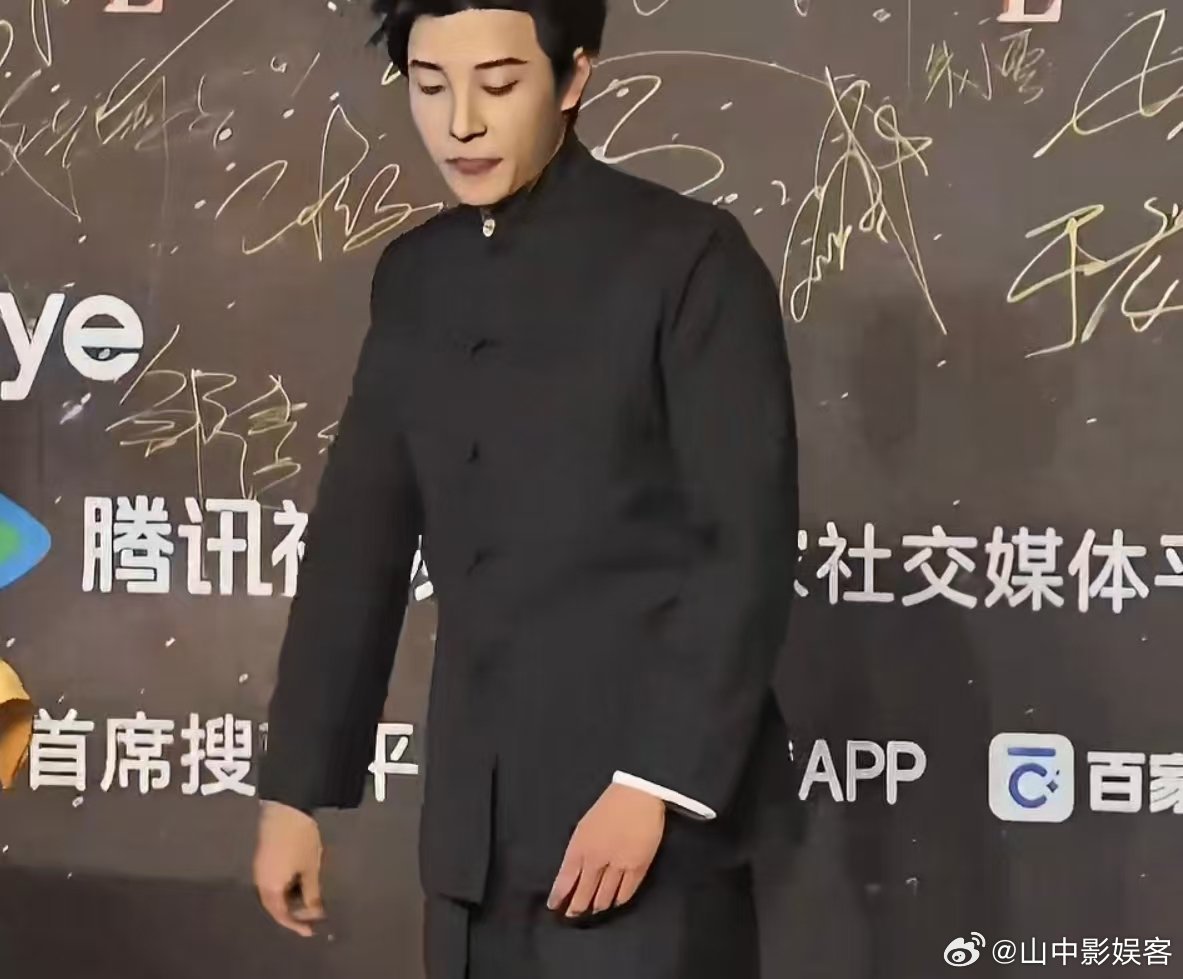 ￼马小宇  马小宇镜头签 别人签的是名字，马小宇签的是心动，帅到失语。 