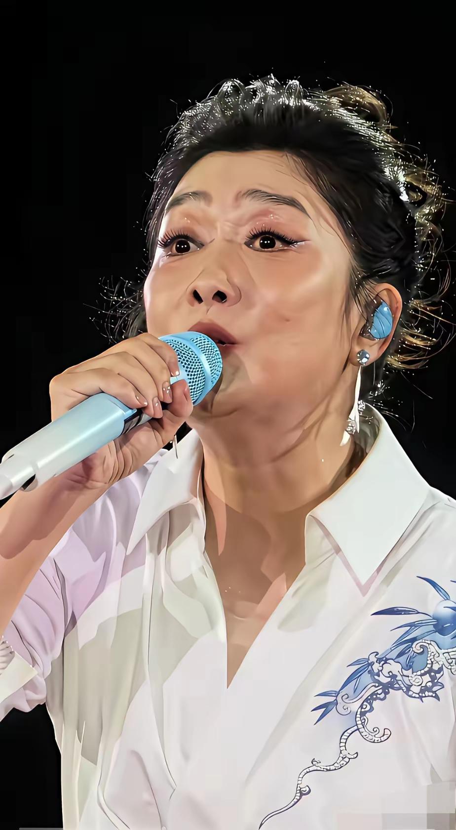 时光匆匆，岁月如流，曾经有着国字脸型的大美女玲花，如今也出落成了一位普通大妈。中