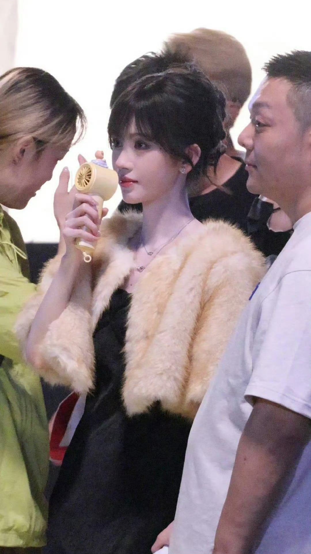 看似温顺柔和，眼底藏着掌控全局的底气，鞠婧祎完美拿捏苏影后，每一帧都极具张力。鞠