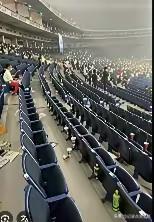 最近爱捡垃圾的日本人又登上了热搜！
不是因为他们捡的干净，也不是他们多么爱护公共