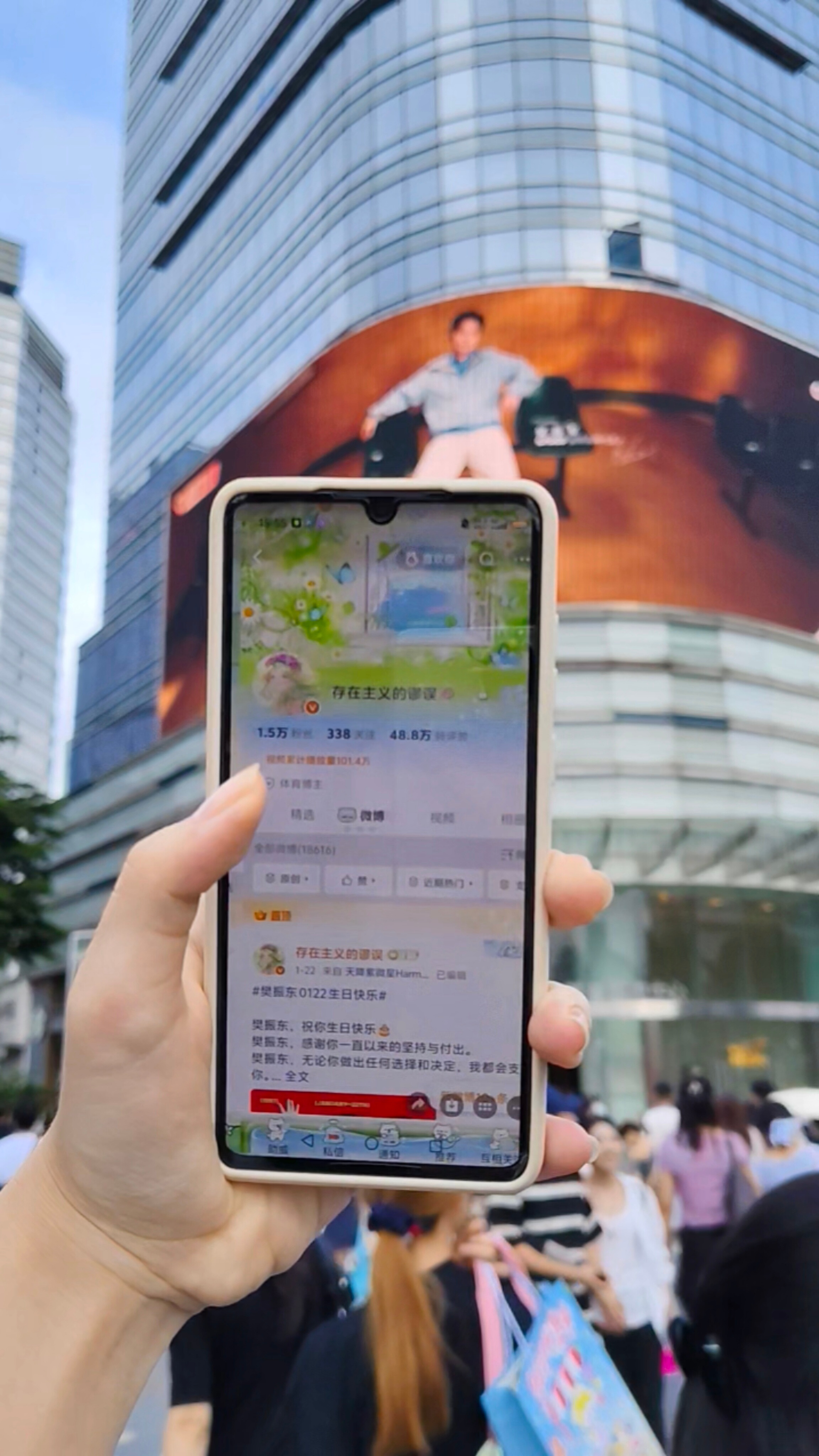 感谢姐妹帮忙打卡广州万菱汇crocs樊振东大屏！太帅了，谢谢姐妹crocs全球品