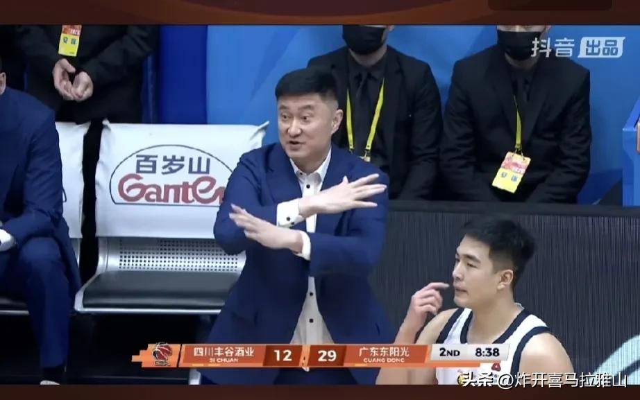 广东男篮客场102-54狂胜四川队，让我们看清五个事实。
1、杜峰太不懂事了，第