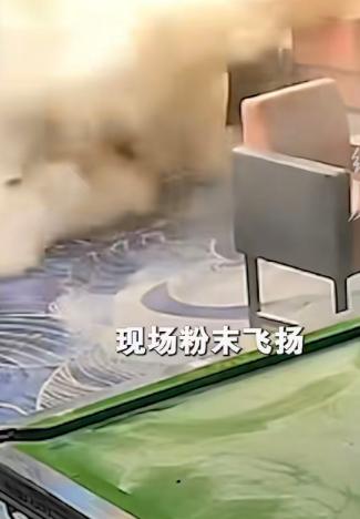 三个男孩跑到无人自助台球厅消费，球没好好打，反倒把店里的干粉灭火器当玩具互喷打闹