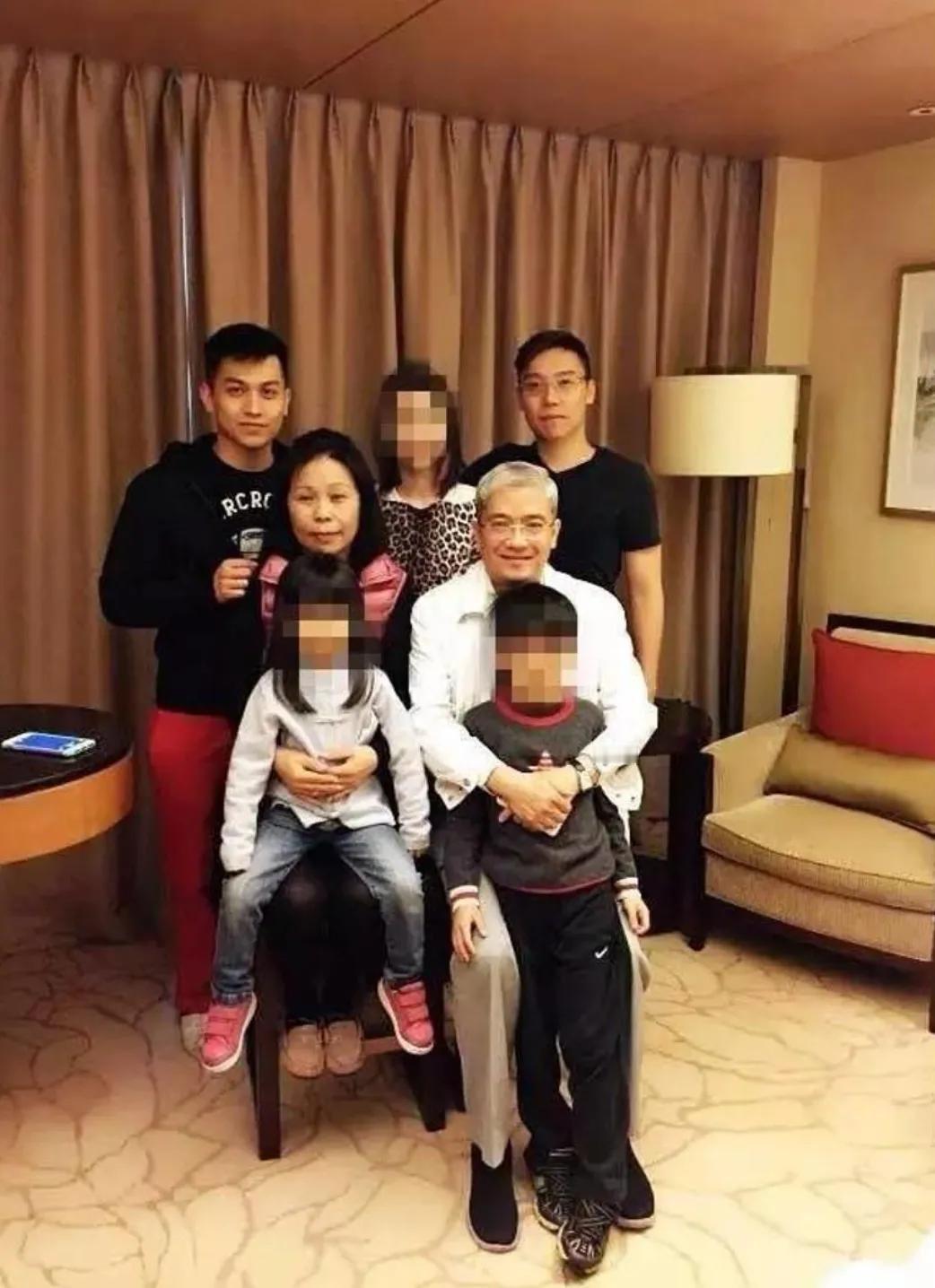 成功人士的原配大多命运都不好，郎咸平的第一任妻子黄绮萍也不例外。

1978年，