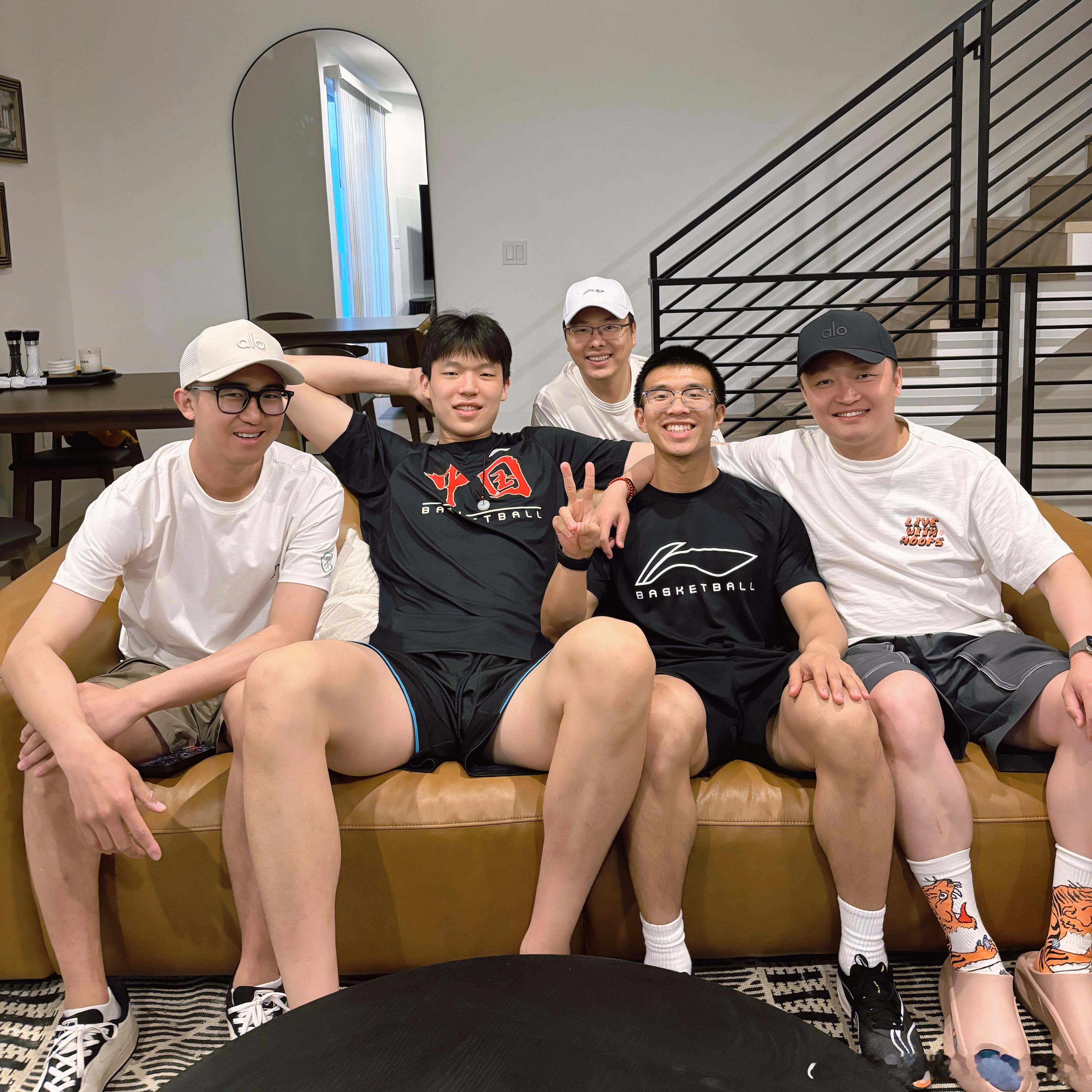 倒时差睡了会迷迷糊糊起来上厕所，瞅见很多圈内朋友的私信，先谢谢大家伙的关心啦[爱