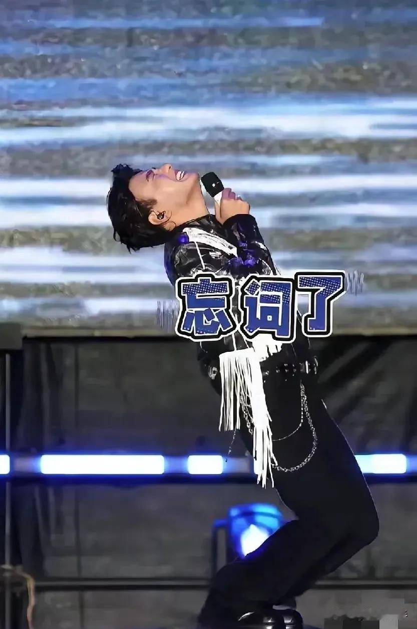 海来阿木，引发热议

9月12日，西安演唱会，海来阿木唱到一半，突然尴尬自责，最