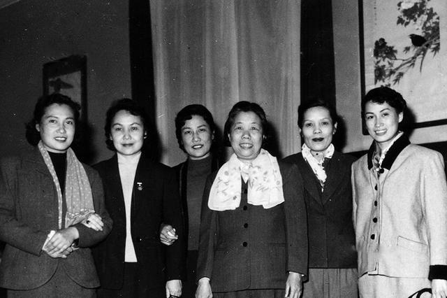 建国伊始，光影定格下一幕珍贵场景，邓颖超与上影一众女演员并肩合影。照片中央的她，