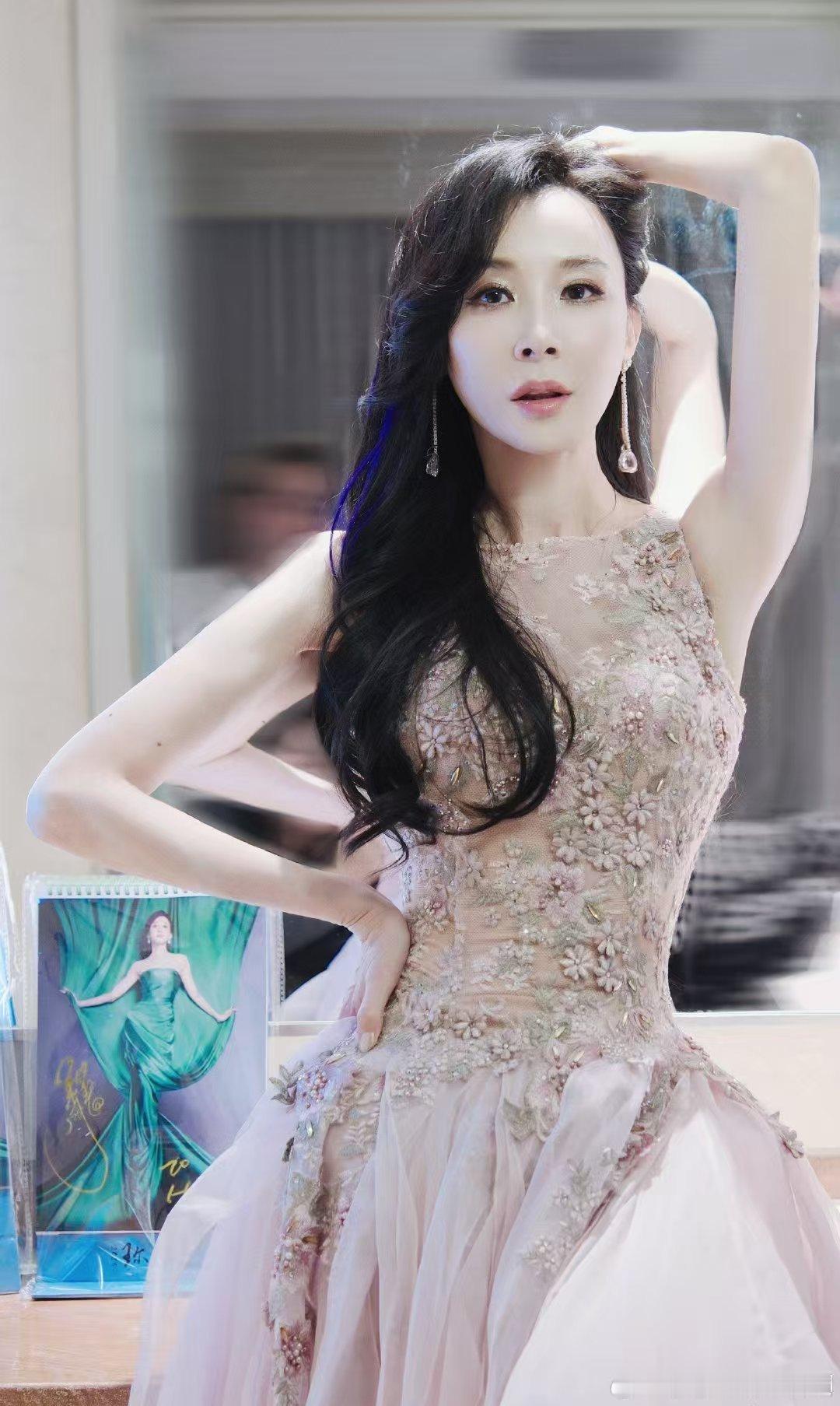 萧蔷萧蔷前几十年在干嘛啊乘风2026真的想问一句，萧蔷前几十年藏哪了，颜值这么能