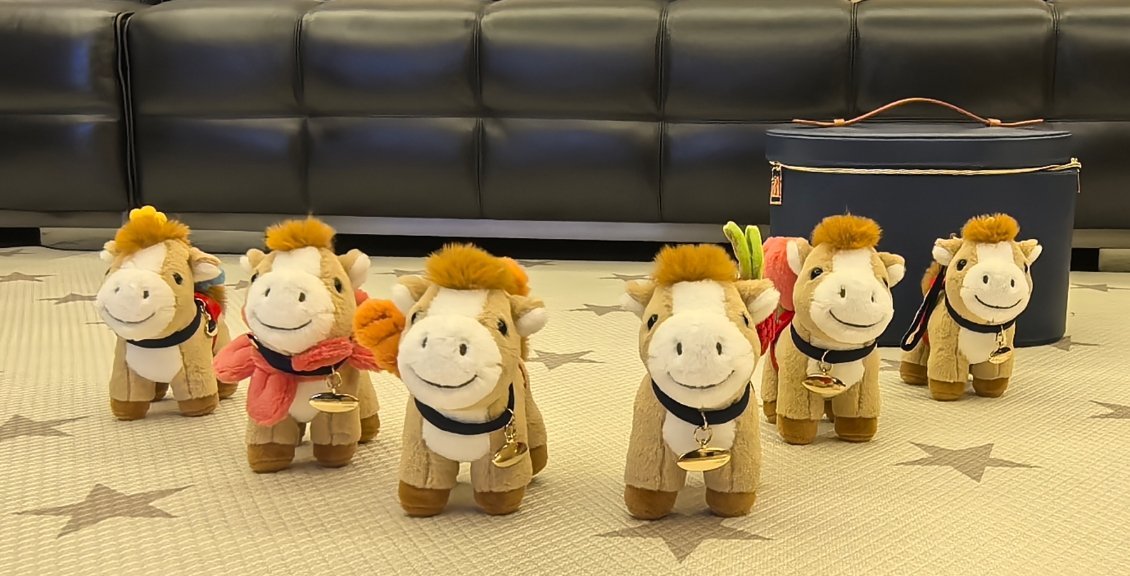 马上有钱 这套公仔真是百搭，放在哪儿都合适。 