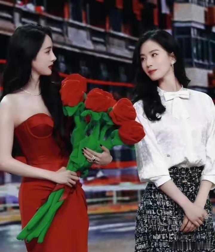曝刘诗诗杨幂双C即将到来的VOGUE九月刊封面是二十周年刊，又是金九，自然很是重