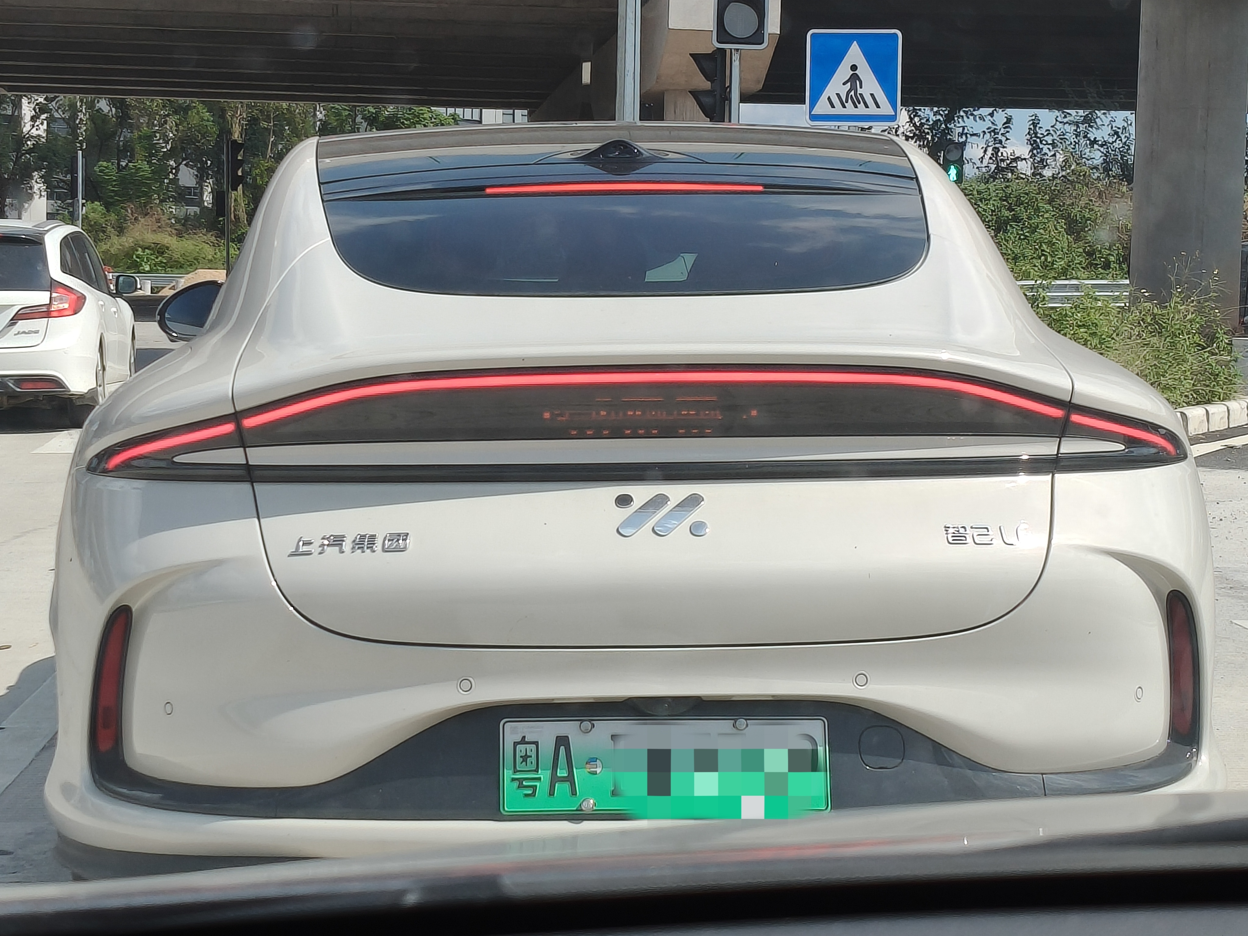 好看的造型总是触类旁通的。至于什么后排头部空间啊，什么肩部空间啊...在美学面前
