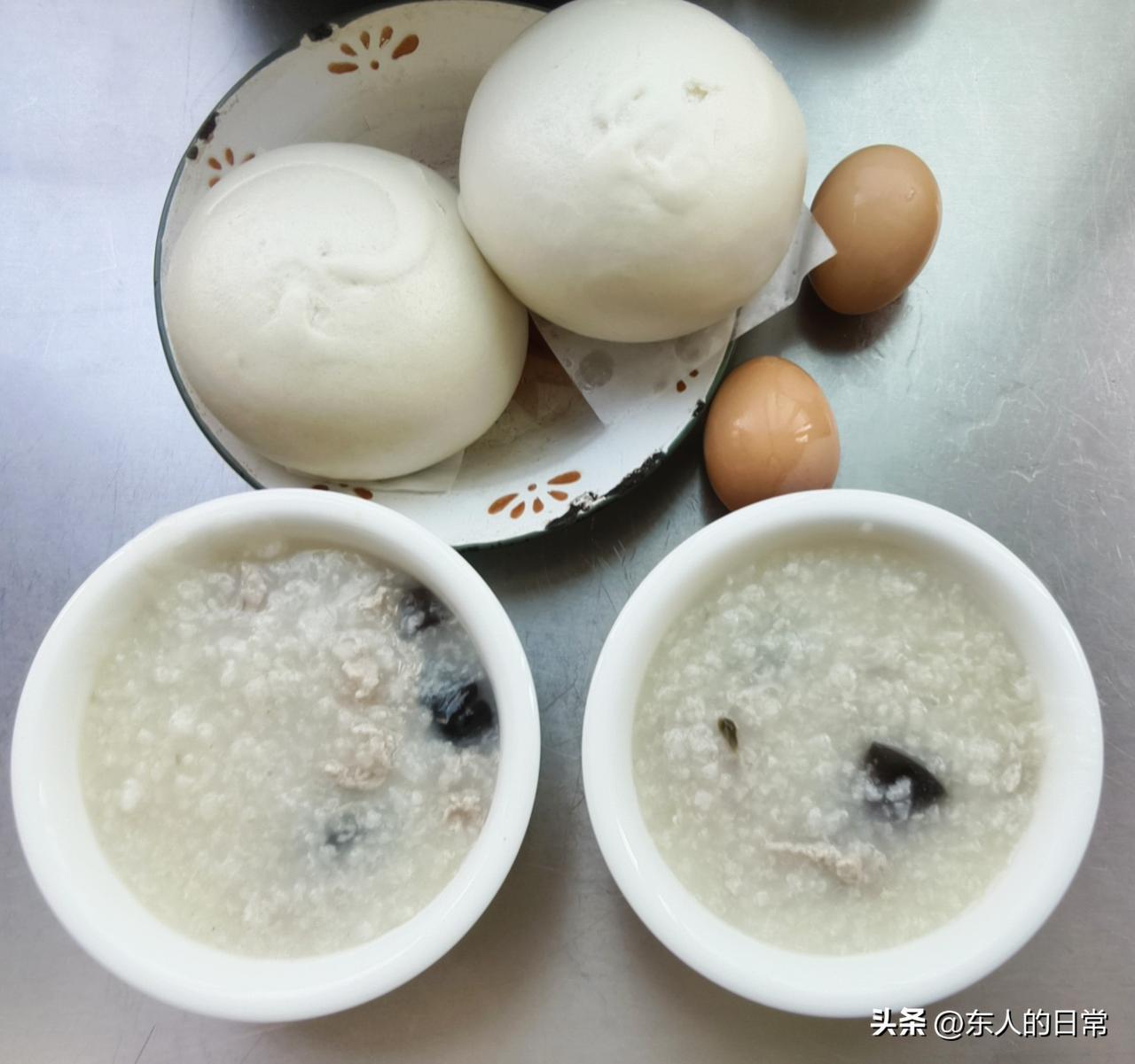 老俩口的日常饮食

今天最喜欢的一餐，是老伴做的早餐∽皮蛋瘦肉粥，我直接干了两碗