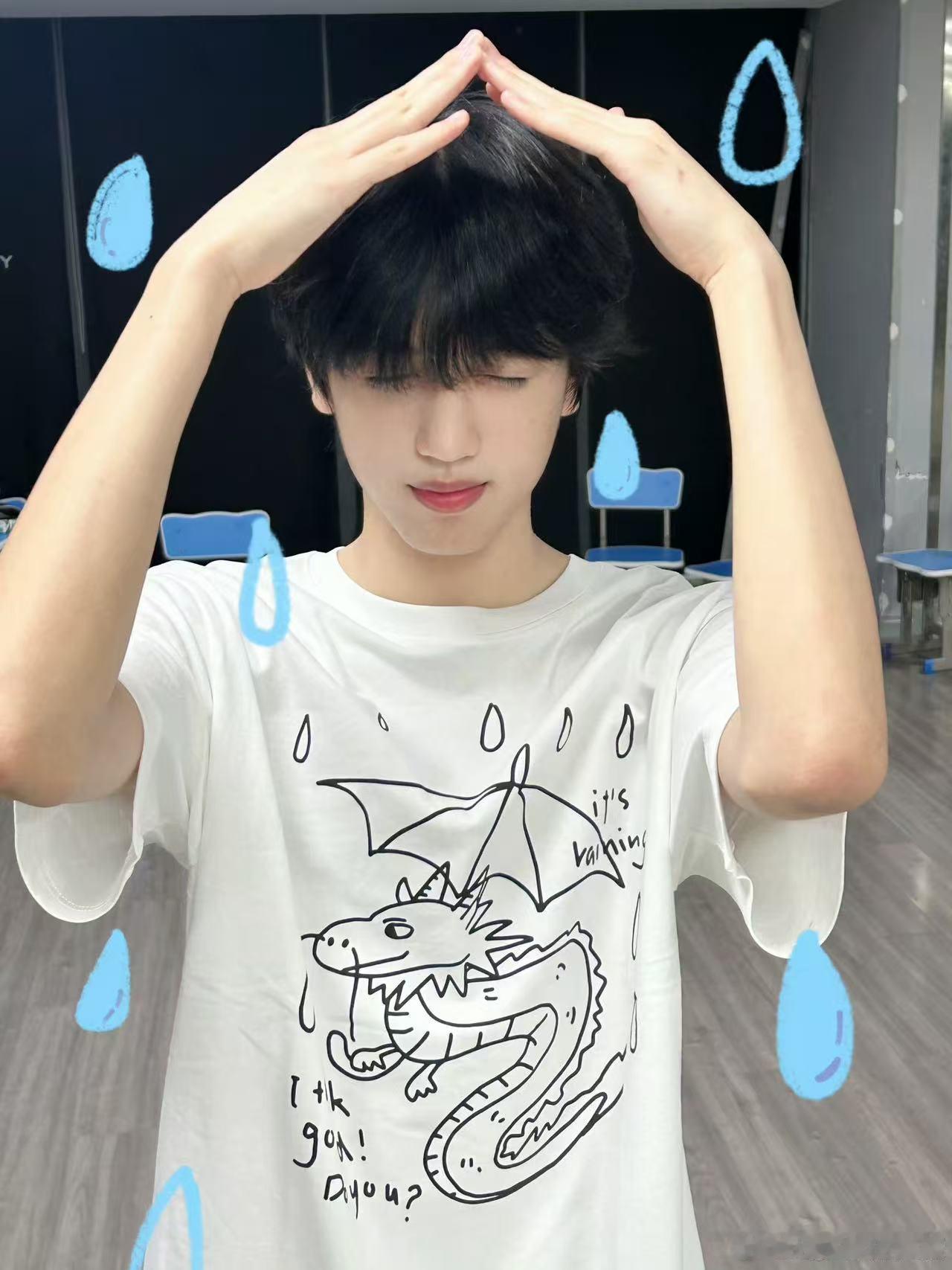 张桂源跳了少年美 《少年美》这支舞蹈被张桂源演绎得淋漓尽致，他每一个动作都带着热
