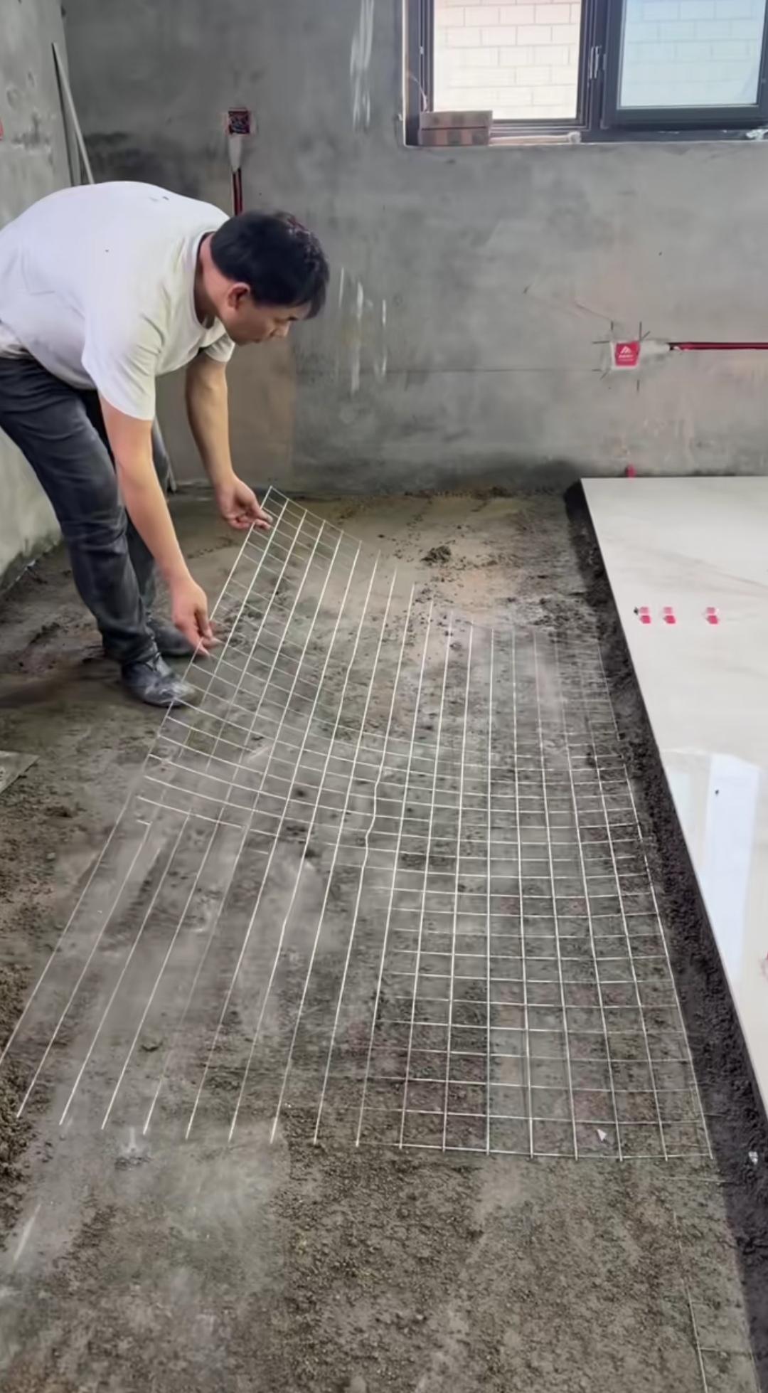 贴地砖的时候铺一层钢丝网，真的是用来防开裂的吗？
铺贴地砖时用钢丝网做打底处理，